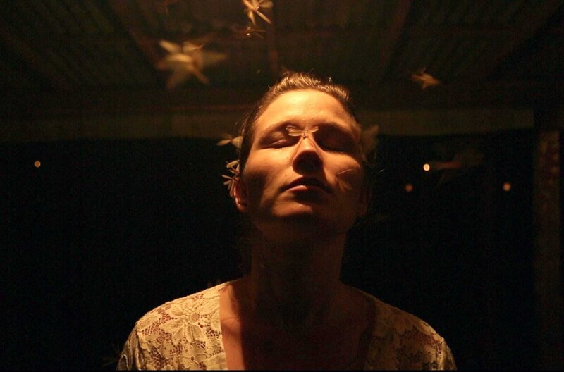 In diesem sehr persönlichen Dokumentarfilm scheinen sich Raum und Zeit zusammenzuziehen; Lebende und Tote sind in den Strömen des Meeres vereint und Ioanis Nuguet zeichnet ein Panorama des Lebens. – Bild: Anna Sanders Films/Niskala Films / In diesem sehr persönlichen Dokumentarfilm scheinen sich Raum und Zeit zusammenzuziehen; Lebende und Tote sind in den Strömen des Meeres vereint und Ioanis Nuguet zeichnet ein Panorama des Lebens. In diesem sehr persönlichen Dokumentarfilm scheinen sich Raum und Zeit zusammenzuziehen; Lebende und Tote sind in den Strömen des Meeres vereint und Ioanis Nuguet zeichnet ein Panorama des Lebens. – Bild: Anna Sanders Films/Niskala Films / In diesem sehr persönlichen Dokumentarfilm scheinen sich Raum und Zeit zusammenzuziehen; Lebende und Tote sind in den Strömen des Meeres vereint und Ioanis Nuguet zeichnet ein Panorama des Lebens.
