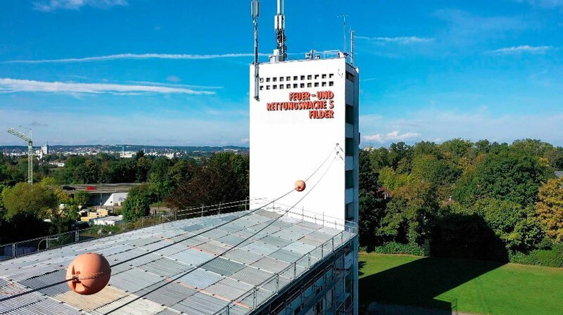SWR Fernsehen MENSCH LEUTE, „Alarm für Feuerwache 5“, am Montag (14.02.22) um 18:15 Uhr. Feuer- und Rettungswache 5, Stuttgart-Degerloch. © SWR, honorarfrei – Verwendung gemäß der AGB im engen inhaltlichen, redaktionellen Zusammenhang mit genannter SWR-Sendung bei Nennung „Bild: SWR“ (S2+). SWR Presse/Bildkommunikation, Baden-Baden, Tel: 07221/929–23876, foto@swr.de – Bild: SWR / SWR Presse/Bildkommunikation SWR Fernsehen MENSCH LEUTE, „Alarm für Feuerwache 5“, am Montag (14.02.22) um 18:15 Uhr. Feuer- und Rettungswache 5, Stuttgart-Degerloch. © SWR, honorarfrei – Verwendung gemäß der AGB im engen inhaltlichen, redaktionellen Zusammenhang mit genannter SWR-Sendung bei Nennung „Bild: SWR“ (S2+). SWR Presse/Bildkommunikation, Baden-Baden, Tel: 07221/929–23876, foto@swr.de – Bild: SWR / SWR Presse/Bildkommunikation