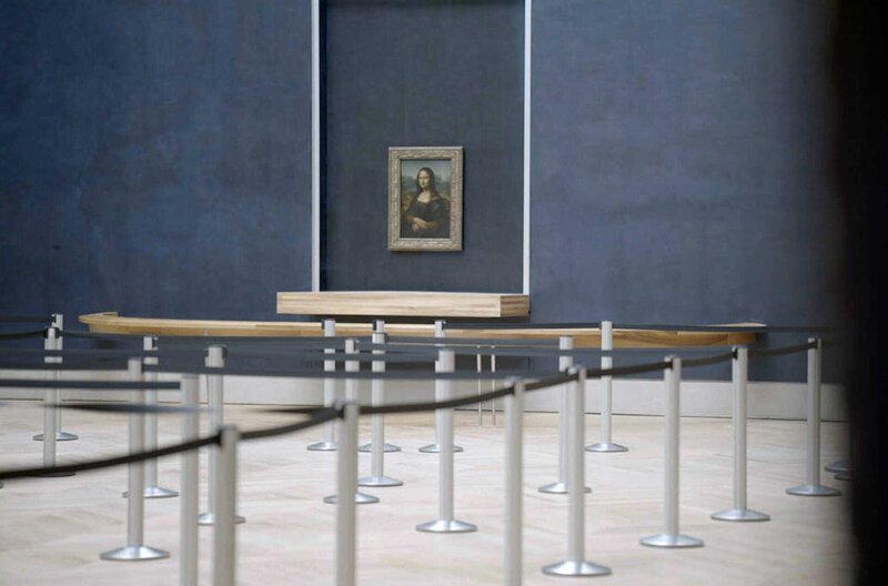 Gut geschützt hinter dem Glaskasten: Die Mona Lisa wird darin nicht nur vor Vandalismus, sondern auch vor Feuchtigkeit und Temperaturschwankungen geschützt. – Bild: Zentralfilm /​ © Zentralfilm