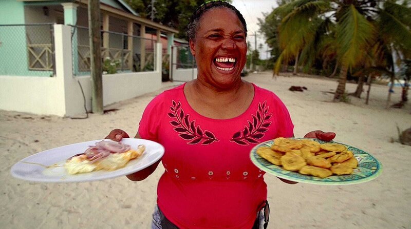 Mireya will ihren Mann mit frittierten Kochbananen überraschen – Bild: BR/​docstation/​NDR/​Marco Berger