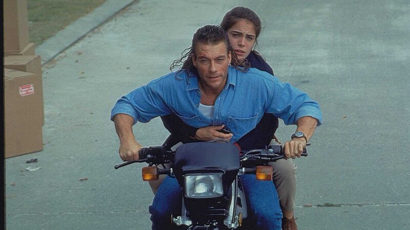 Ex-Soldat Chance Bodreaux (Jean-Claude Van Damme) steht Natasha (Yancy Butler) auf ihrer Flucht bei. – Bild: ZDF und Melissa Moseley/​Melissa Moseley