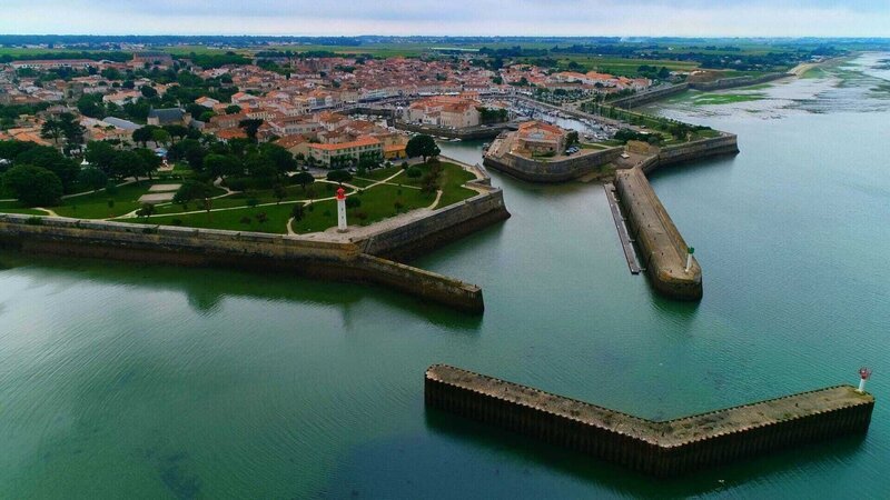 Die Festungsanlage von Saint-Martin-de-Ré ist ein meisterhaftes Beispiel für die Baukunst von Vauban. 1685 errichtet er hier einen zum Meer hin offenen Stern. – Bild: ZDF und Émeric Nicolas./​Émeric Nicolas