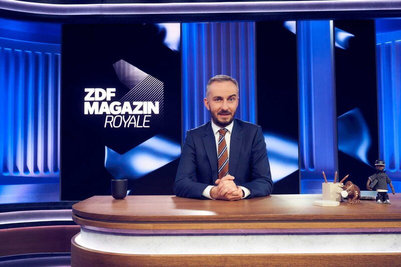 Jan Böhmermann im Studio. – Bild: ZDF und Jens Koch.
