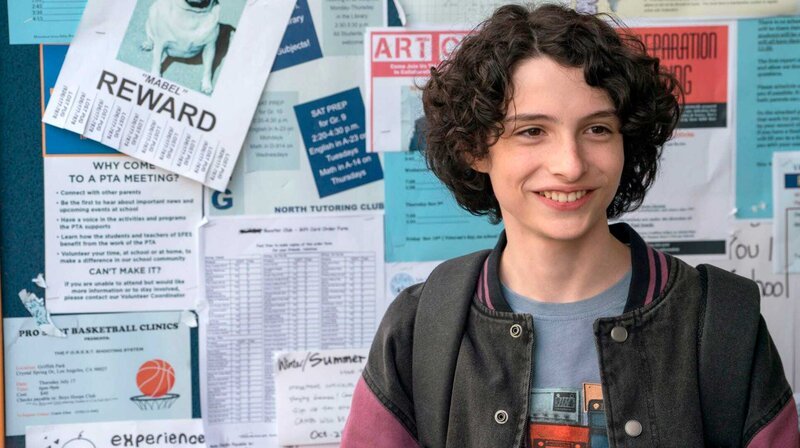 Pizzabote Tyler (Finn Wolfhard) hilft Witwer Walter bei der Suche nach Mabel. – Bild: MDR/LD Entertainment/Jacob Yakob Pizzabote Tyler (Finn Wolfhard) hilft Witwer Walter bei der Suche nach Mabel. – Bild: MDR/LD Entertainment/Jacob Yakob