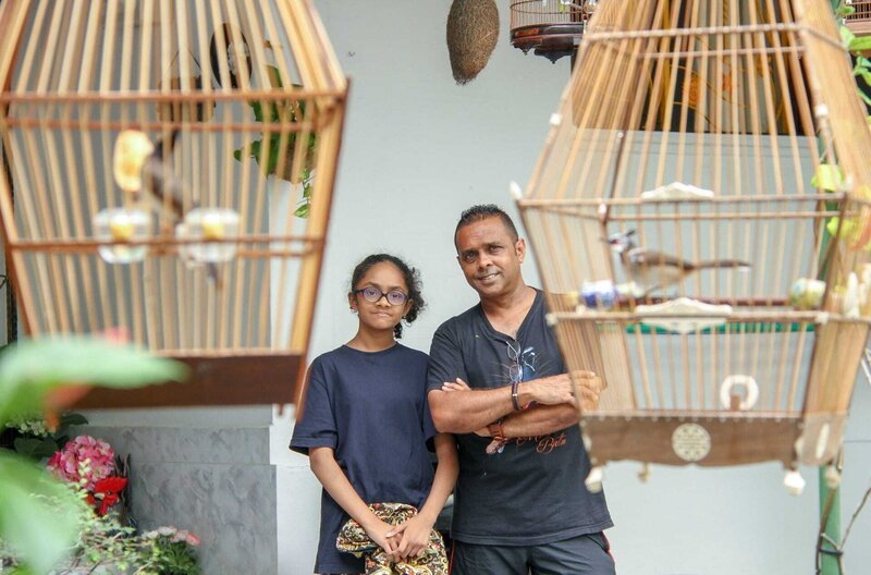 Vogelzüchter Amir Finches und seine 13-jährige Tochter Amirah trainieren Vögel für einen Singvogelwettkampf. – Bild: MedienKontor/Cordula Stadter / © MedienKontor/Cordula Stadter Vogelzüchter Amir Finches und seine 13-jährige Tochter Amirah trainieren Vögel für einen Singvogelwettkampf. – Bild: MedienKontor/Cordula Stadter / © MedienKontor/Cordula Stadter