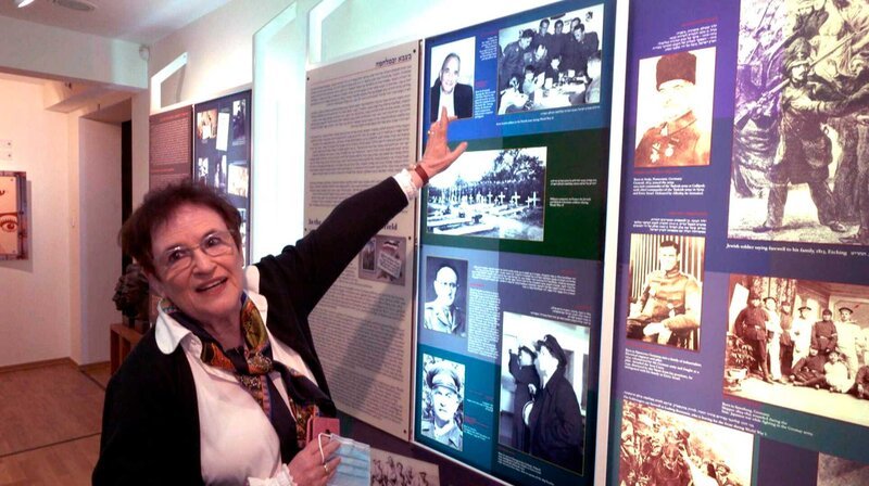 Ruthi Ofek im Jeckes-Museum (Museum des deutschsprachigen Judentums) in Tefen, Israel. – Bild: BR/Alex Goldgraber Ruthi Ofek im Jeckes-Museum (Museum des deutschsprachigen Judentums) in Tefen, Israel. – Bild: BR/Alex Goldgraber