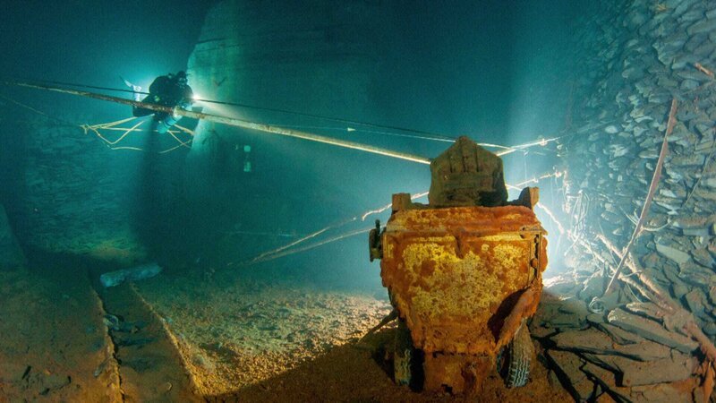 Bildunterschrift: Geflutete Minen wie der Kaiser-Wilhelm-Stollen im Schieferbergwerk Nuttlar sind ein Paradies für Unterwasserfotografen. – Bild: N24 Doku