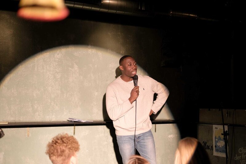 John Smile Bühne „Open Mic – Jokes & Popcorn“. – Bild: ORF/​Rothmayer Film