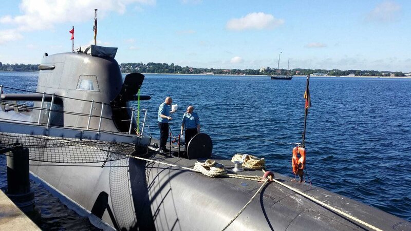 Die Besatzung Alpha läuft mit dem U32, einem 400.000 Euro teurem Unterseeboot der Deutschen Marine, zum Manöver aus. – Bild: WELT Die Besatzung Alpha läuft mit dem U32, einem 400.000 Euro teurem Unterseeboot der Deutschen Marine, zum Manöver aus. – Bild: WELT