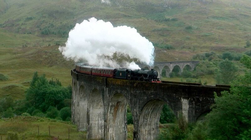 Der Jacobite Steam Train, ein dampfbetriebener Museumszug in Schottland. – Bild: ZDF und HR.