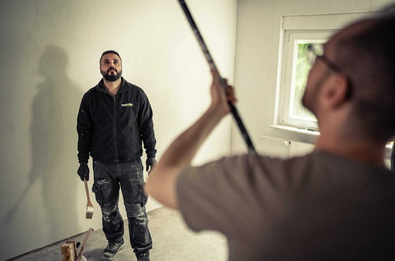Handwerker Hasim Nakis schaut genau hin, ob unser Reporter Tobias Koch alles richtig macht – Bild: SWR Handwerker Hasim Nakis schaut genau hin, ob unser Reporter Tobias Koch alles richtig macht – Bild: SWR