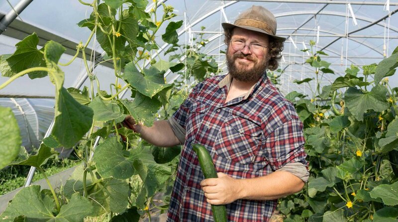 Jochen Groß bringt das Land in die Stadt – aus tiefer Überzeugung. Seine Felder liegen in Pulheim, vor den Toren der Stadt Köln: dort baut er in den Sommermonaten frisches Gemüse an und in den Wintermonaten Lagergemüse wie Möhren, Kohl, Kürbis, Kartoffeln, Sellerie oder Zwiebeln. – Bild: WDR/​Melanie Grande