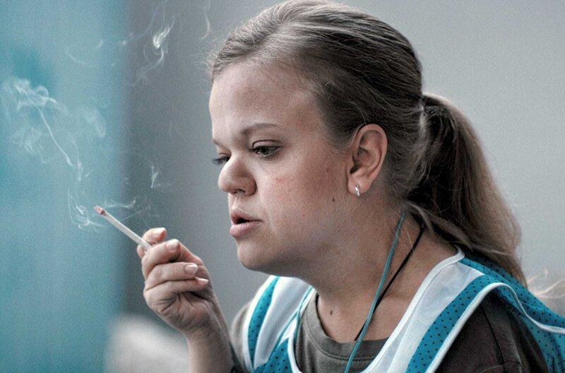 Das Gefühl der Ablehnung durch die anderen und die Einsamkeit sind Julias (Anna Dzieduszycka) treue Begleiter. – Bild: Konrad Bloch/​Warsaw Film School /​ Das Gefühl der Ablehnung durch die anderen und die Einsamkeit sind Julias (Anna Dzieduszycka) treue Begleiter.