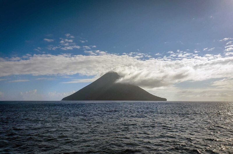 Die Vulkaninsel Kao im Südpazifik gehört zum abgelegenen Inselstaat Tonga. – Bild: Marta Ribo /​ Die Vulkaninsel Kao im Südpazifik gehört zum abgelegenen Inselstaat Tonga.