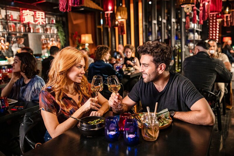 Nightlife Palina Rojinski als Sunny, Elyas M’Barek als Milo SRF/Warner Bros. – Bild: SRF2 Nightlife Palina Rojinski als Sunny, Elyas M’Barek als Milo SRF/Warner Bros. – Bild: SRF2