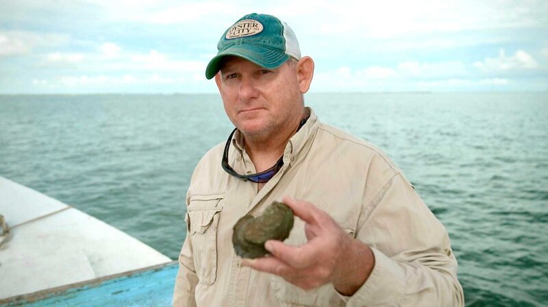 Shannon Hartsfield ist Austernfischer in vierter Generation. Doch für Jahre darf er jetzt keine einzige Auster fischen. Es gibt zu wenige Austern, weil nicht mehr genug Frischwasser über den Fluss in die Bucht kommt und das Wasser dort zu salzig wurde. Florida verklagte Georgia deswegen vor dem US-Supreme Court. – Bild: NDR Shannon Hartsfield ist Austernfischer in vierter Generation. Doch für Jahre darf er jetzt keine einzige Auster fischen. Es gibt zu wenige Austern, weil nicht mehr genug Frischwasser über den Fluss in die Bucht kommt und das Wasser dort zu salzig wurde. Florida verklagte Georgia deswegen vor dem US-Supreme Court. – Bild: NDR