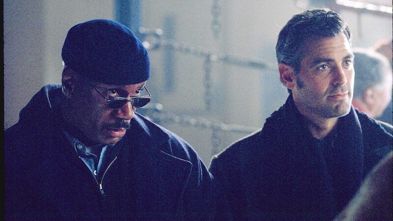 Jack (George Clooney, r.) und Buddy (Ving Rhames, l.) planen einen letzten Coup. – Bild: ZDF und Merrick Morton./​Merrick Morton