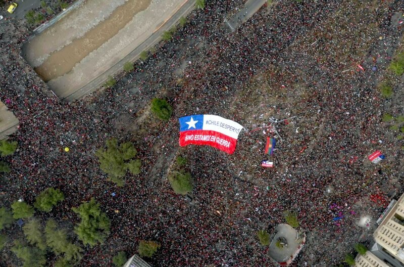 Inmitten der größten Demonstration, die Chile jemals erlebt hat, zeichnet sich 2019 erstmals die Möglichkeit einer Verfassungsänderung ab. – Bild: La Ventana Cine /​ Inmitten der größten Demonstration, die Chile jemals erlebt hat, zeichnet sich 2019 erstmals die Möglichkeit einer Verfassungsänderung ab.
