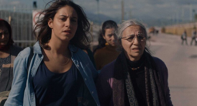 Rojda Xani (Almila Bagriacik, l.) und ihre Mutter Ferhat (Maryam Boubani, r.) verlassen das griechische Flüchtlingslager. – Bild: ZDF und Pallas Film / Match Factory Productions / View Master/Pallas Film / Match Factory Prod Rojda Xani (Almila Bagriacik, l.) und ihre Mutter Ferhat (Maryam Boubani, r.) verlassen das griechische Flüchtlingslager. – Bild: ZDF und Pallas Film / Match Factory Productions / View Master/Pallas Film / Match Factory Prod