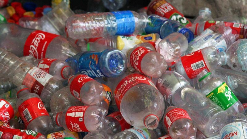 Coca-Cola gilt als weltweit größter Hersteller von Erfrischungsgetränken, aber auch als größter Plastikmüllproduzent. – Bild: ZDF und The Why Foundation./​The Why Foundation