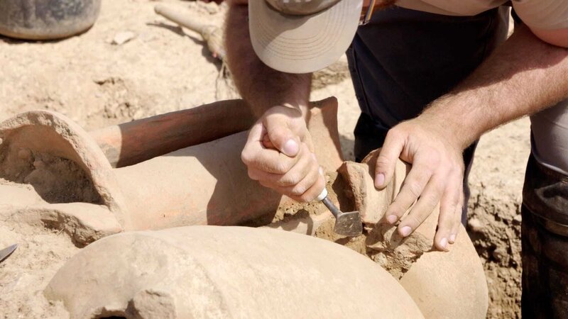 Bei Ausgrabungen werden immer wieder Reste römischer Amphoren gefunden. Ein Beleg für den regen Handel zwischen Galliern und Römern. – Bild: ZDF und Philippe Tourancheau./​Philippe Tourancheau