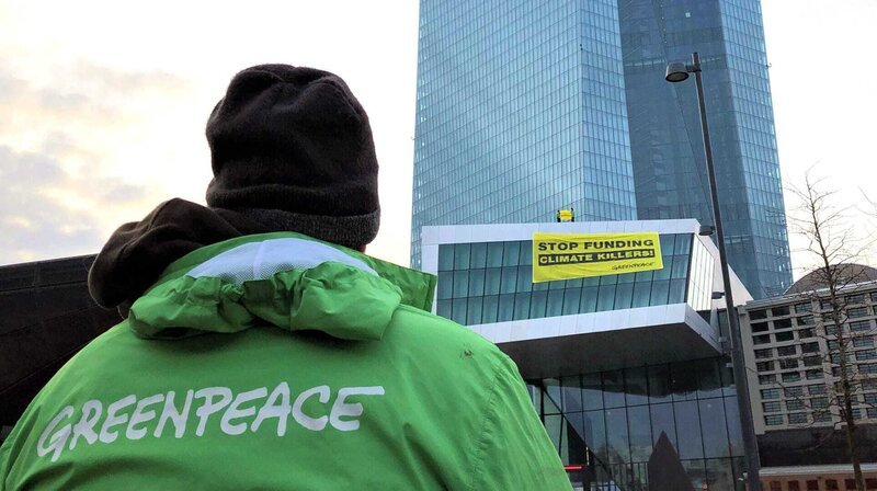 Hautnah dabei: Greenpeace-Aktivisten protestieren auf dem Dach gegen die „klimaschädliche“ Finanzpolitik der Europäischen Zentralbank – Bild: NDR/​Vincent Productions/​Sebastian Bellwinkel