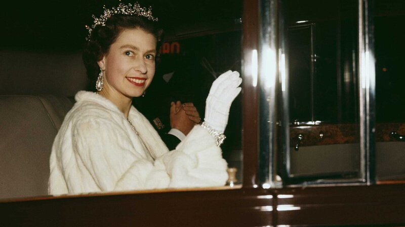 Queen Elizabeth II winkt aus einer Limousine während eines Staatsbesuchs in den Niederlanden im März 1958, sechs Jahre nach ihrer Thronbesteigung. – Bild: ZDF und Keystone./​Keystone