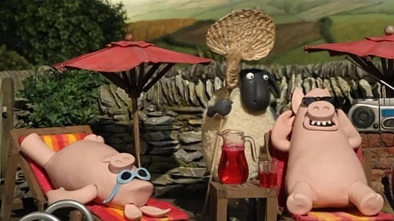 Die Schweine genießen die Zeit, in der Bitzer krank ist, und lassen die Schafe für sich arbeiten. – Bild: WDR/​Aardman Animation Ltd./​BBC