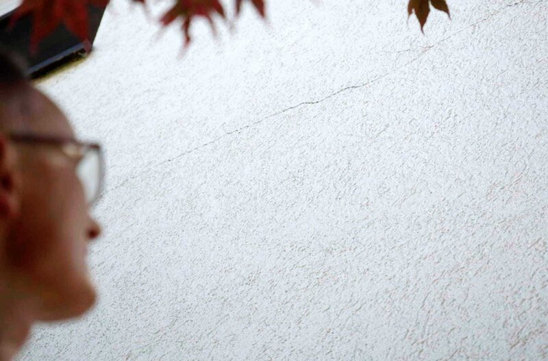 Axel Wagner betrachtet Riss in Hauswand. – Bild: SWR