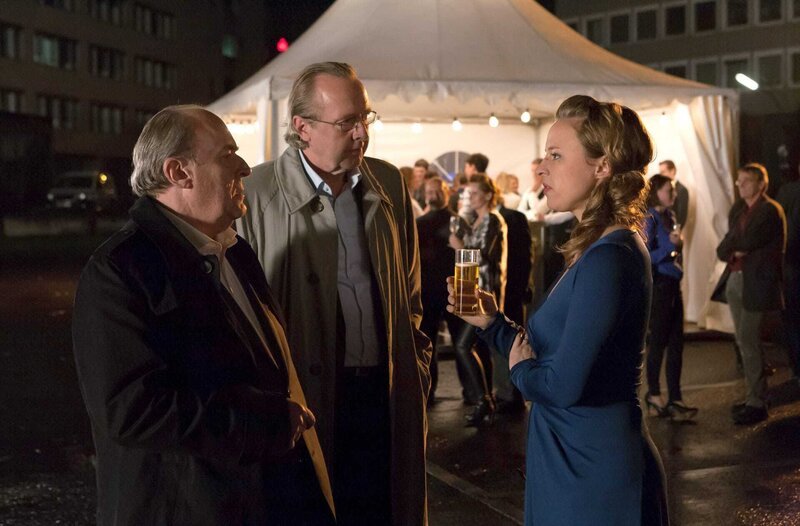 ARD RENTNERCOPS, neue Vorabendserie (8 Folgen), FOLGE 5, „Einer ist immer der Looser“, am Dienstag (28.04.15) um 18:50 Uhr im ERSTEN. Vicky (Katja Danowski, r.) wundert sich: nach einem Notruf brechen Polizeipräsident Plocher (Michael Prelle, l.) und Staatsanwalt Wagenknecht (Dominik Bender, M.) streberhaft eine Jubiläumsfeier der Polizei ab, um streberhaft die ersten am Tatort zu sein. – Bild: ARD/​Kai Schulz