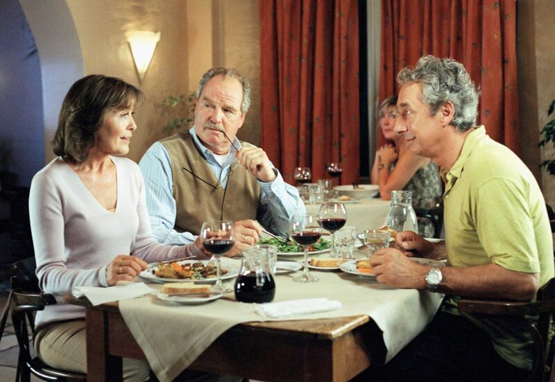 Skeptisch betrachtet Ludwig (Friedrich von Thun, Mitte) den Flirt zwischen seiner Frau Elisa (Thekla Carola Wied) und dem charmanten Carlo (Jürg Löw). – Bild: HR/​Degeto/​Marion v. d. Mehden