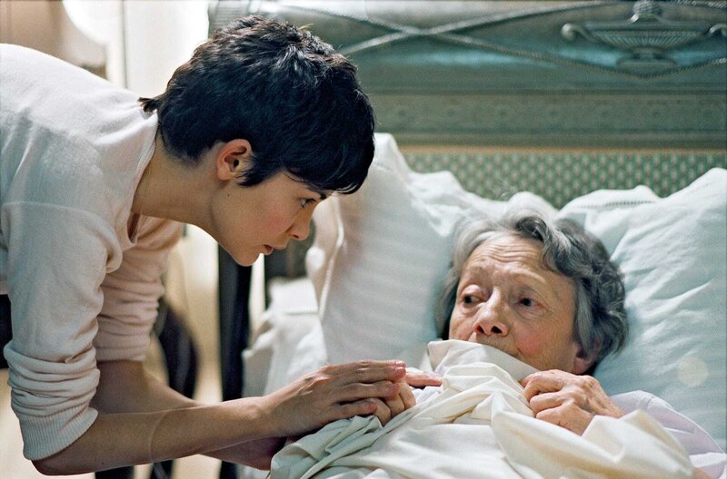Zusammen ist man weniger allein – Bild: Pathé Renn Production /​ Camille (Audrey Tautou, li.) kümmert sich rührend um Francks Großmutter Paulette (Françoise Bertin, re.) – und erobert damit nicht nur deren Herz …