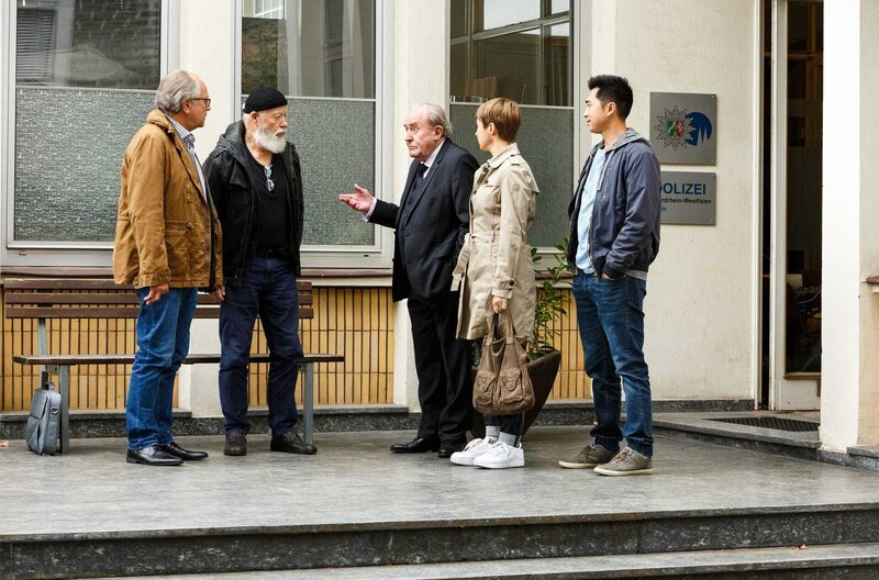 Klaus Schmitz (Hartmut Volle, l.) und Reinhard Bielefelder (Bill Mockridge, 2.v.l.) sind aus dem Ruhestand zurück und besprechen mit Plocher (Michael Prelle, M.), Vicky Adam (Katja Danowski, 2.v.r.) und Hui Ko (Aaron Le, r.), wie die Ermittlungen gelaufen sind. – Bild: ARD/​Kai Schulz