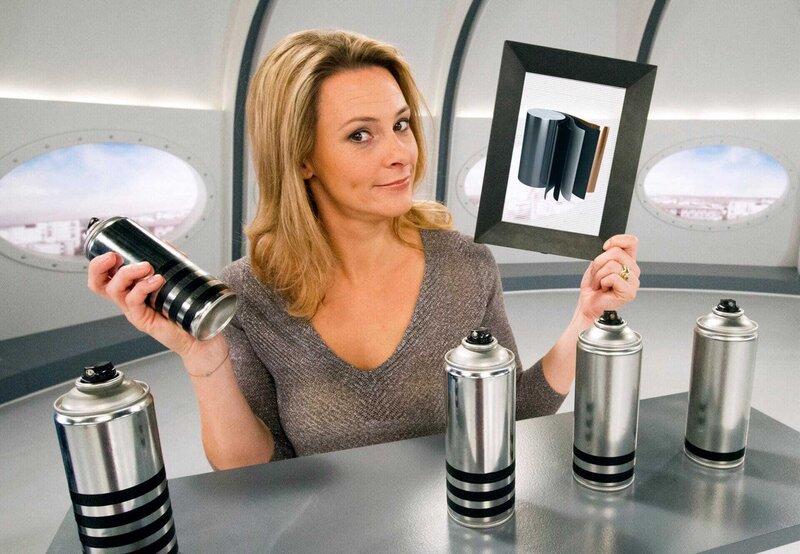 Die Batterie der Zukunft kommt vermutlich aus der Spraydose! Wissenschaftler haben es erstmals geschafft, die Komponenten einer Batterie zu verflüssigen und in Spraydosen abzufüllen. So könnte demnächst der Lack eines Elektroautos gleichzeitig seine Batterie sein. Diese und weitere Anwendungsmöglichkeiten zeigt Anja Reschke bei „Wissen vor acht – Zukunft“. – Bild: ARD/​Henning Rohm