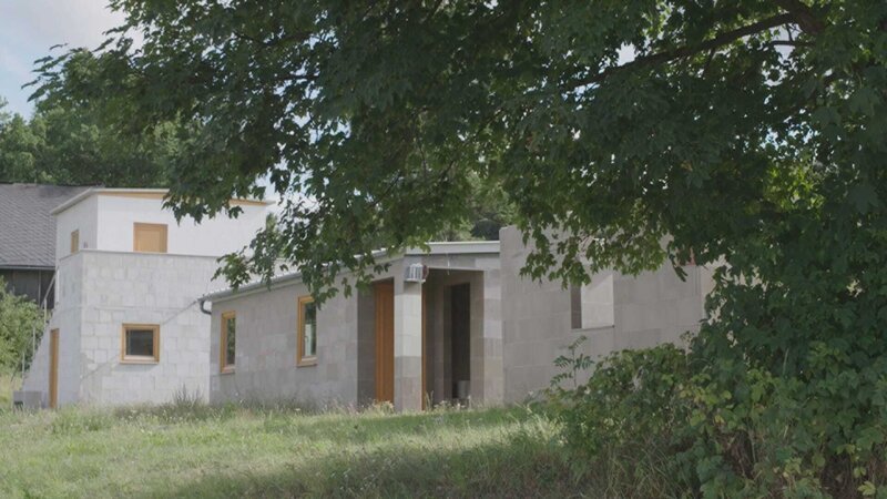 Fertige Bauten in Namibia (PolyCare). – Bild: BR/Hoferichter & Jacobs/MDR Fertige Bauten in Namibia (PolyCare). – Bild: BR/Hoferichter & Jacobs/MDR