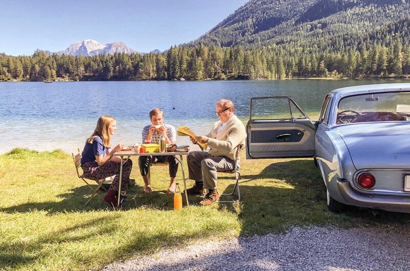 Vatersland – Bild: Coin Film/​Petra Seeger /​ Die Familie macht Urlaub in den Bergen – sehr zur Freude des Vaters (Bernhard Schütz, re.), der mit militärischem Drill seine Kinder belehren will.