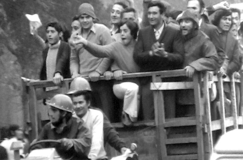 Arbeiter, die in einem Lastwagen vorbeifahren: Die von Salvador Allende eingeleiteten Programme sozialer und politischer Veränderungen geben Hoffnung. – Bild: Atacama Productions /​ Arbeiter, die in einem Lastwagen vorbeifahren: Die von Salvador Allende eingeleiteten Programme sozialer und politischer Veränderungen geben Hoffnung.
