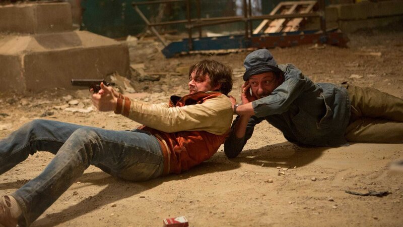 L-R: Stevo (Sam Riley), Bernie (Enzo Clienti) – Bild: 2016 Rook Films Freefire Ltd / The British Film Institute / Channel Four Television Corporation / Kerry Brown L-R: Stevo (Sam Riley), Bernie (Enzo Clienti) – Bild: 2016 Rook Films Freefire Ltd / The British Film Institute / Channel Four Television Corporation / Kerry Brown