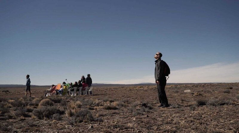 People waiting for the solar eclipse to start – Bild: 2018 CuriosityStream Inc