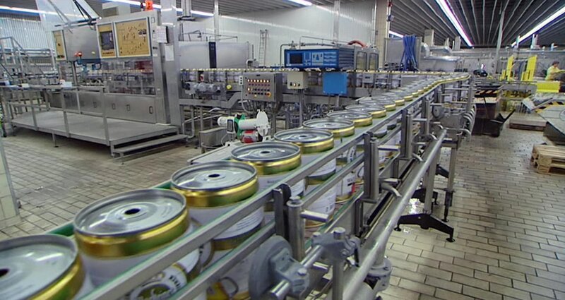 In Warstein werden pro Tag 13.000 Hektoliter Bier in Fässern, Dosen und Flaschen gefüllt. 69 Prozent des Umsatzes wird dabei durch Flaschenbier erzielt. – Bild: N24 Doku