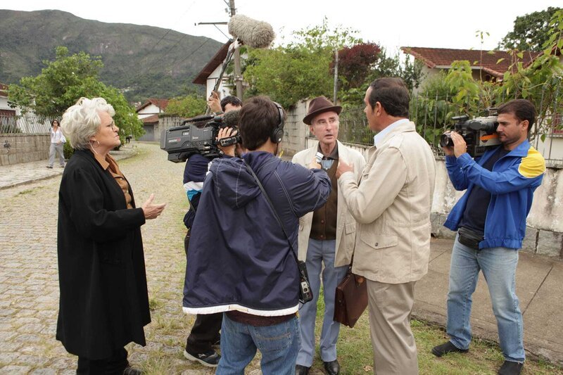 Sam Donladson and the camera crew (played by Eduardo Ribas) rush to get into place to meet Erich Priebke, nazi war criminal – Bild: Cineflix 2009/​fot. Felipe Varanda