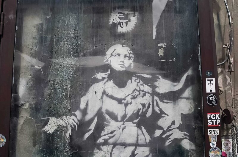 Die Madonna von Banksy in der Altstadt Neapels: In ihrem Heiligenschein prangt ein Revolver. – Bild: HR /​ © Patrick Waldmann /​ © Patrick Waldmann