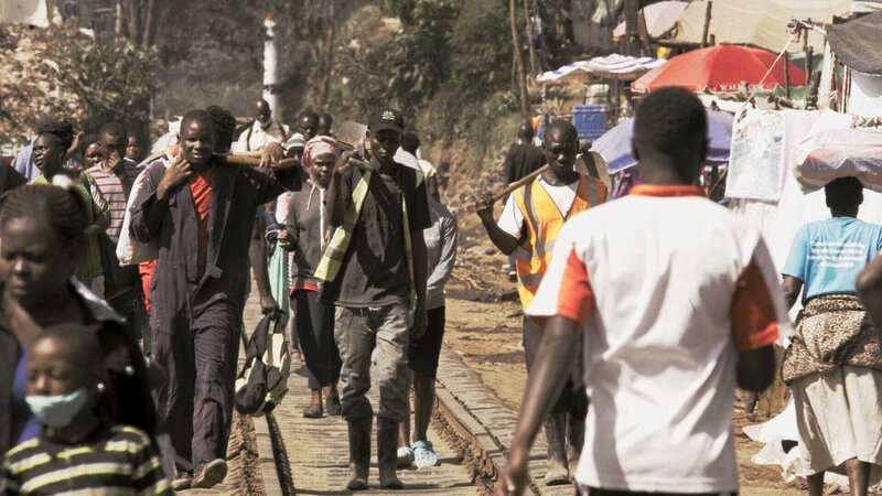 Arbeiter auf den Bahngleisen in Nairobi. Die Verwendung des sendungsbezogenen Materials ist nur mit dem Hinweis und Verlinkung auf RTL+ gestattet. – Bild: RTL /​ © Gaia Audiovisuals
