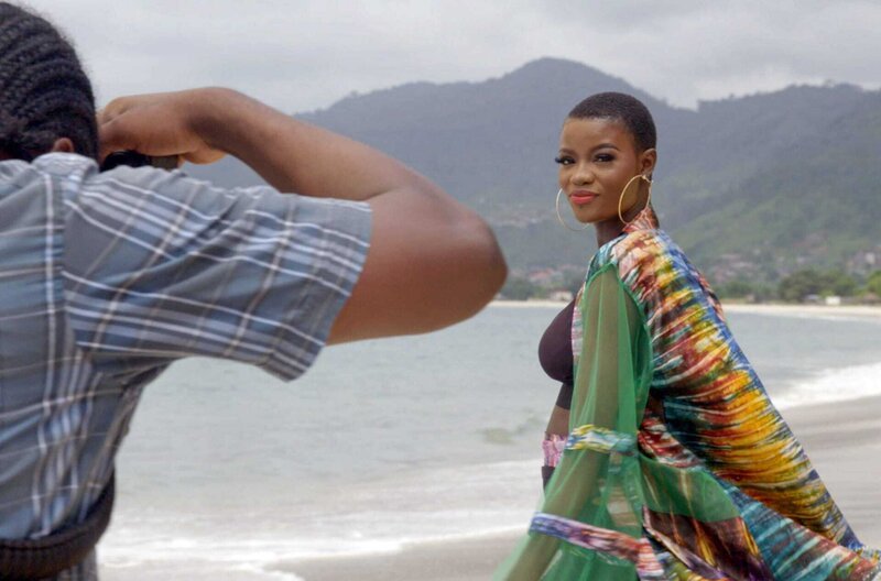 Model Esther Kamara in einem Kimono beim Fotoshooting für das Label Madam Wokie am Tokeh Beach – Bild: Michael Duff /​ ZDF /​ © Michael Duff