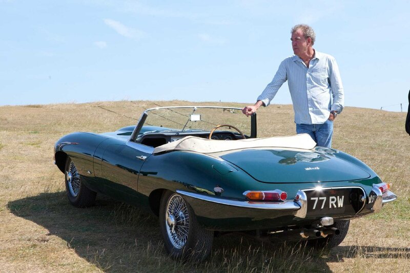 Jeremy ClarksonÔTop GearŐ presenters Jeremy Clarkson, Richard Hammond and James May embark on more exciting challenges as they test the latest, coolest, fastest cars on the market in a brand new series of the world’s biggest and most explosive car show. Join the boys as they attempt to re-invent public transport by creating a car-based train; try to destroy buildings using surplus military equipment; and race hatchbacks around the Monaco Grand Prix circuit. Meanwhile, Jeremy celebrates the 50th birthday of the Jaguar E-type, James heads to Death Valley to put the new Range Rover Evoque through its paces and Richard meets the world’s most extraordinary rally team. Plus, a host of stars drive the Reasonably Priced Car, including rock legend Alice Cooper and Formula 1 champion Sebastian Vettel. – Bild: RTL NITRO /​ BBC Worldwide