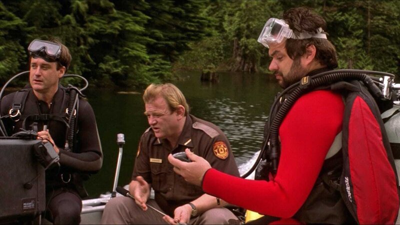 Jack Wells (Bill Pullman, li.), Sheriff Hank Keough (Brendan Gleeson) und Hector Cyr (Oliver Platt, re.) auf der Suche nach dem Monster-Krodkodil.. – Bild: RTL Zwei