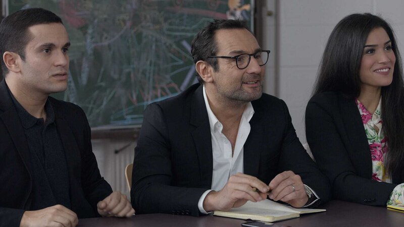 L-R: Samy (Malik Bentalha), Fred Bartel (Gilles Lellouche), Leïla (Sabrina Ouazani) – Bild: 2018 ADNP – KISSFILMS – TF1 DROITS AUDIOVISUELS – TF1 FILMS PRODUCTION – 14 EME ART – TEN CINEMA – PANACHE PRODUCTIONS – LA CIE CINEMATOGRAPHIQUE L-R: Samy (Malik Bentalha), Fred Bartel (Gilles Lellouche), Leïla (Sabrina Ouazani) – Bild: 2018 ADNP – KISSFILMS – TF1 DROITS AUDIOVISUELS – TF1 FILMS PRODUCTION – 14 EME ART – TEN CINEMA – PANACHE PRODUCTIONS – LA CIE CINEMATOGRAPHIQUE