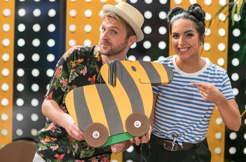 Die „Tigerenten Club“-Moderatoren Johannes Zenglein und Jessica Schöne – Bild: „Bi …