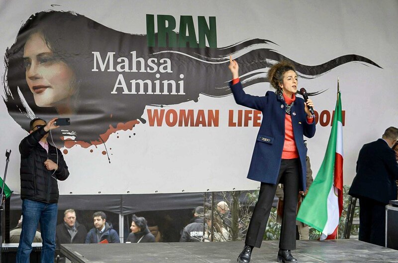 Die iranisch-amerikanische Journalistin, Autorin und Frauenrechtlerin Masih Alinejad in Brüssel – Bild: Artline Films / Die iranisch-amerikanische Journalistin, Autorin und Frauenrechtlerin Masih Alinejad in Brüssel Die iranisch-amerikanische Journalistin, Autorin und Frauenrechtlerin Masih Alinejad in Brüssel – Bild: Artline Films / Die iranisch-amerikanische Journalistin, Autorin und Frauenrechtlerin Masih Alinejad in Brüssel