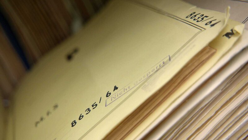 111 Kilometer Stasi-Akten wurden 1990 vor der Zerstörung gerettet – sie veranschaulichen, wie einer der erfolgreichsten Geheimdienste der Welt gearbeitet hat. – Bild: ZDF und Thomas Schneider./​Thomas Schneider